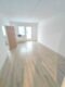 Schöne 3-Raum-Wohnung - Leerer Raum mit Holzboden