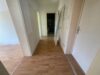 Gemütliche 3-Zimmer-Wohnung in Zeitz mit Balkon und Kaminofen - Heller Flur mit Holzboden