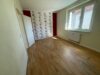 Gemütliche 3-Zimmer-Wohnung in Zeitz mit Balkon und Kaminofen - Leeres Zimmer mit Tapete