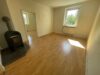 Gemütliche 3-Zimmer-Wohnung in Zeitz mit Balkon und Kaminofen - Helles Wohnzimmer mit Ofen