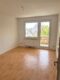 Klein, fein, sonnig – Ihr neues Zuhause mit Balkon und Charme! - Wohnzimmer mit Balkon