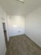 3-Zimmer-Wohnung mit Balkon - Leere Küche mit Fliesen