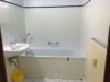 Charmante 2-Zimmer-Wohnung in Gera zu vermieten - Weisses Badezimmer