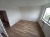 Helle 4-Zimmer-Wohnung mit Aussicht in Gera - Leeres Zimmer mit Holzboden