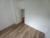 Helle 4-Zimmer-Wohnung mit Aussicht in Gera - Leerzimmer mit Holzboden