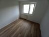 Helle 4-Zimmer-Wohnung mit Aussicht in Gera - Leeres Zimmer mit Fenster