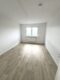 2-Zimmer-Wohnung mit Balkon und Teleheizung in Borna - Leeres Zimmer mit Fenster
